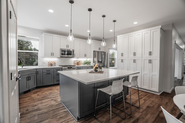 Building Photo - NW Traditional Home with ADU!