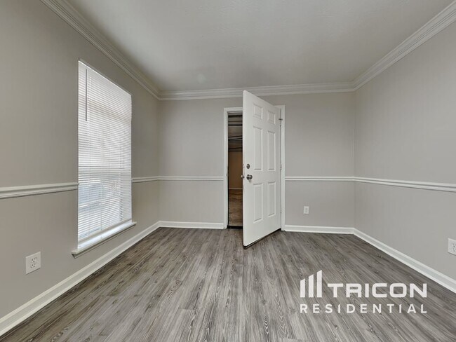 Foto del edificio - 5625 Longbow Dr