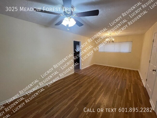 Foto del edificio - Charming 4-Bedroom Home with Spacious Layo...