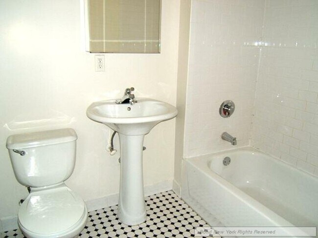 Foto del edificio - 323 W 96th St