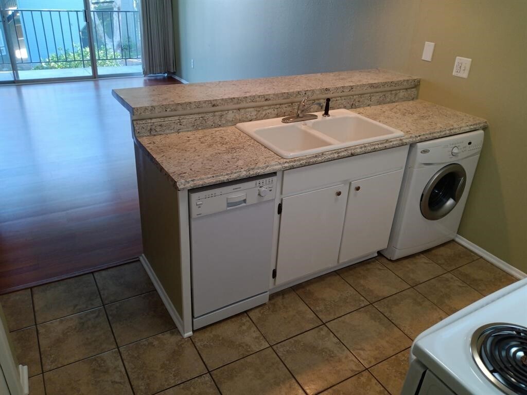 Foto del edificio - 12500 Melville Dr