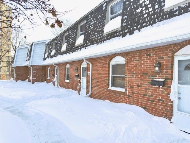 Photo du bâtiment - Cute 3 Bdrm Townhome with Finished Bsmt * Fenced Yard * AVAIL Now!