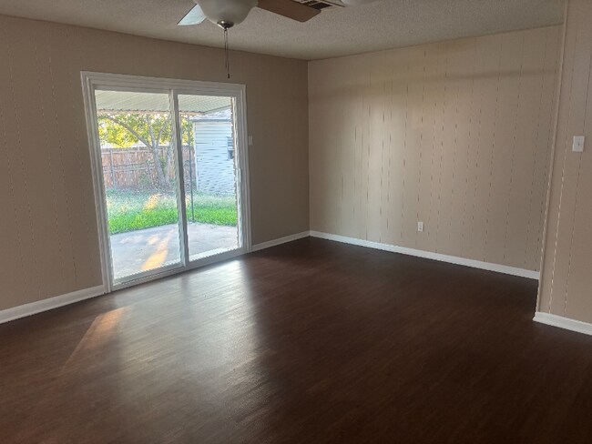 Building Photo - 513 Carlyle Dr