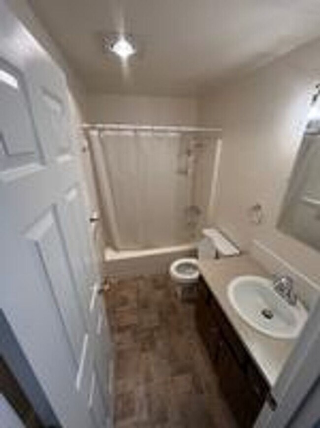 Building Photo - Charming Pet Friendly 2 Bedroom Duplex With Fenced Yard In Quiet Neighborhood!