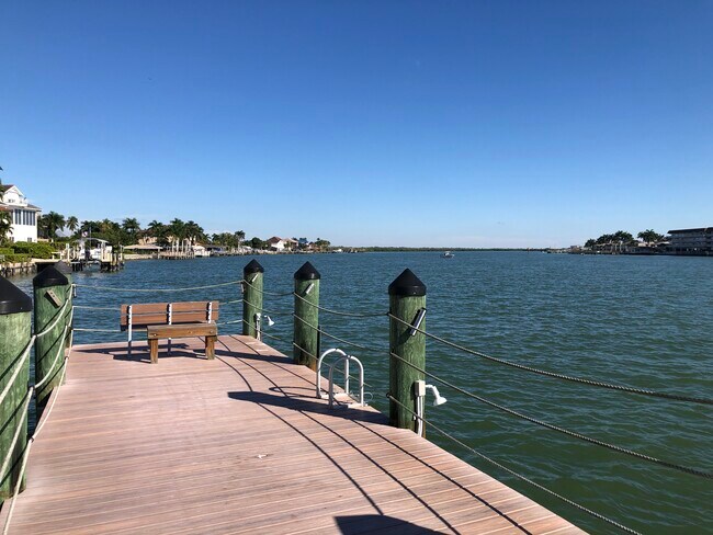 Foto del edificio - 60 W Pelican St