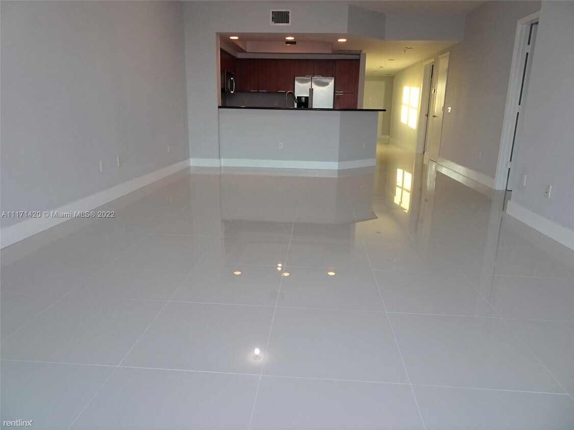Primary Photo - 3 br, 3 bath Condo - 15051 Royal Oaks Ln A...