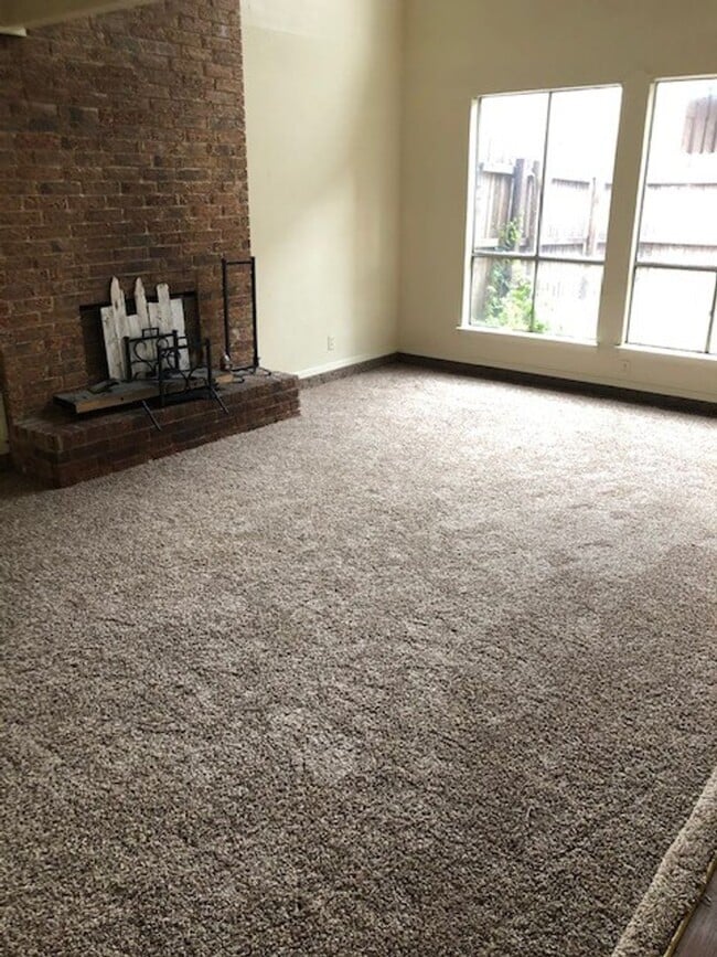 Building Photo - SUPER SPACIOUS 2 BEDROOM TOWNHOME