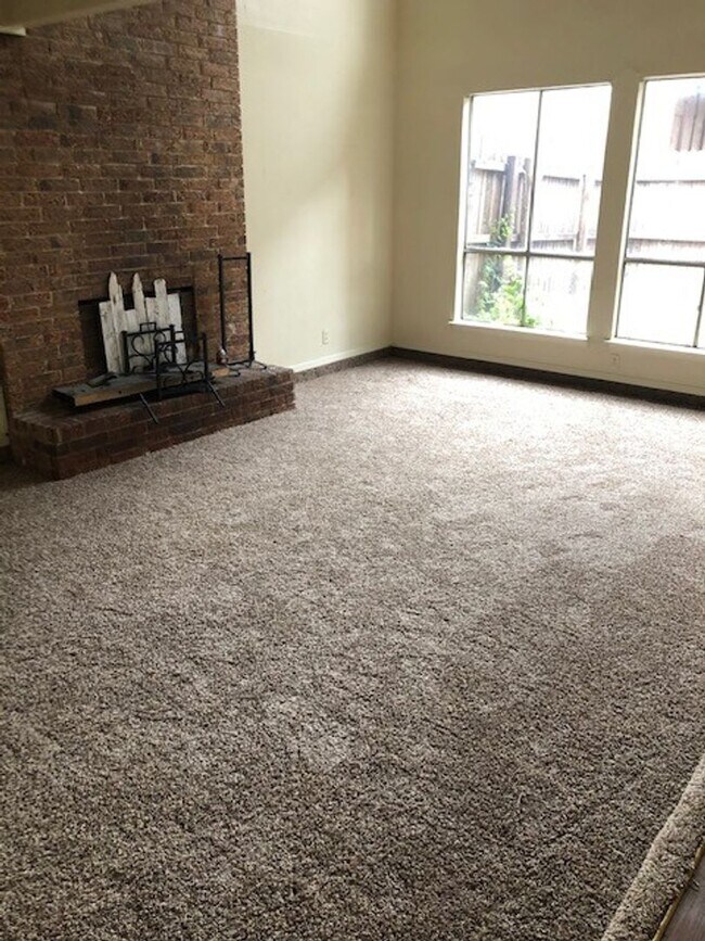 Foto del edificio - SUPER SPACIOUS 2 BEDROOM TOWNHOME