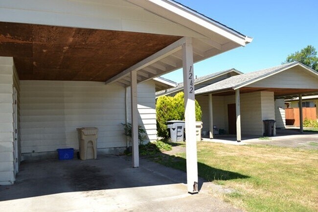 Building Photo - 3 bed/1 bath duplex close to OSU with fenc...