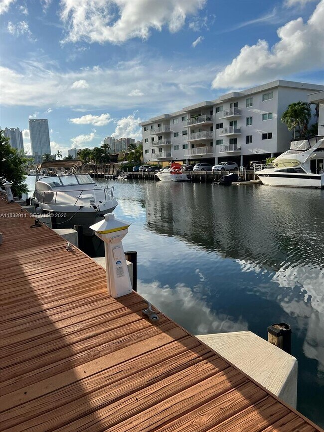 Foto del edificio - 3716 NE 168th St