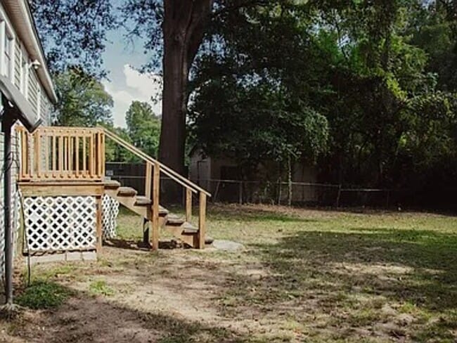 Building Photo - This spacious property offers a comfortabl...