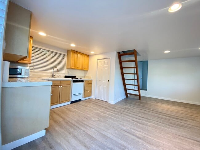 Building Photo - 2439 Cabrillo Ave