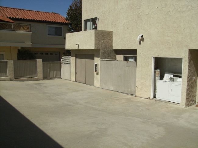 LAUNDRY IN REAR - 1820 Speyer Ln