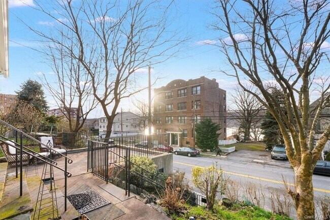 Foto del edificio - 740 Warburton Ave