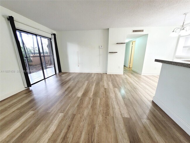 Foto del edificio - 18815 NW 62nd Ave