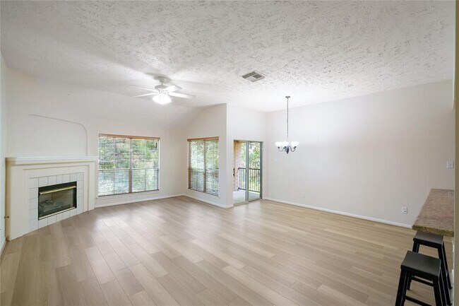 Foto del edificio - 8051 Bay Branch Dr