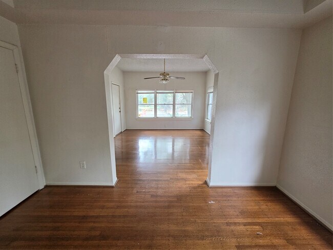 Foto del edificio - 1226 W Gray St