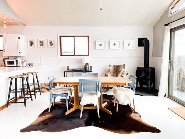 Building Photo - Stunning Views at this 2BR Chic Country Cabin