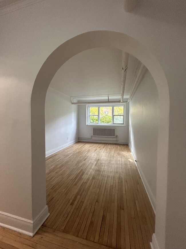 Building Photo - 5801 Chem. de la Côte St Luc