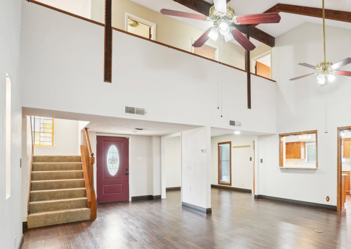 Primary Photo - Beautiful Home Located in Thousand Oaks Move in Ready!