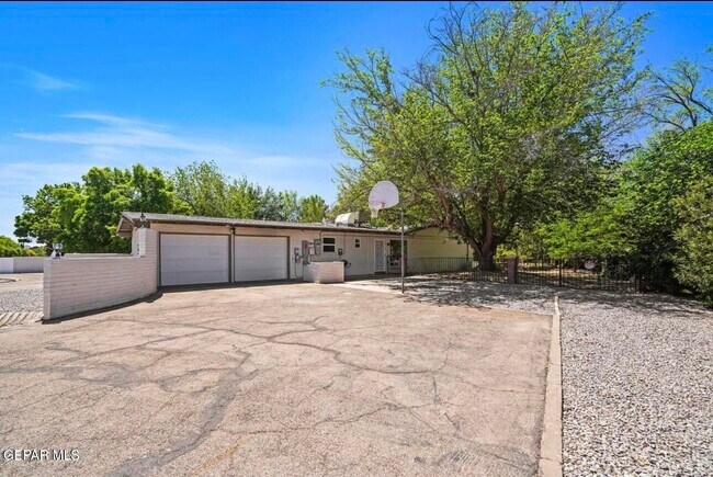 Building Photo - 5233 White Oak Dr