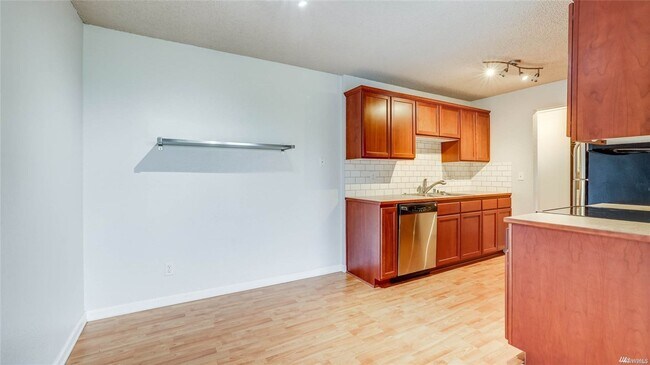 Building Photo - Light filled top floor condo.