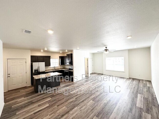 Building Photo - 875 S Amarillo Ave