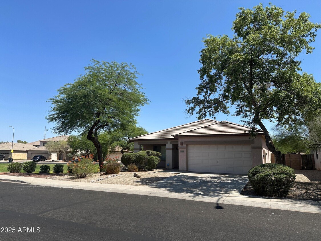 Foto principal - 11709 W Sherman St