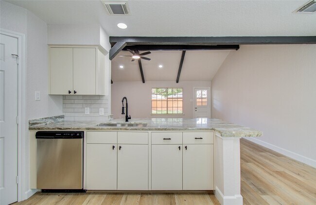 Foto del edificio - 7026 Hidden Arbor Ln