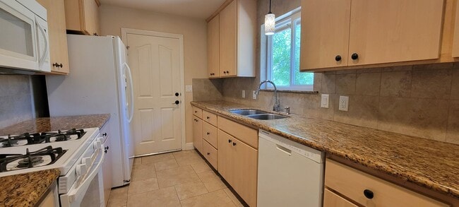 Building Photo - Ranch Style Home In Country Setting