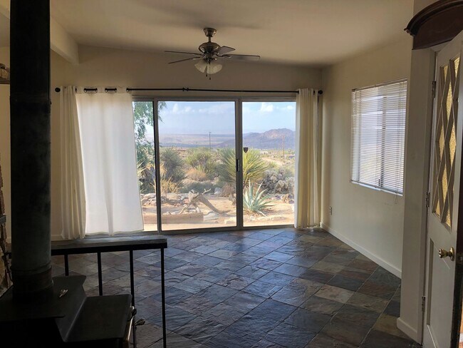 Building Photo - AVAILABLE NOW  $600 first month