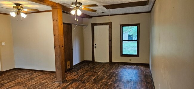 Building Photo - Spacious Home