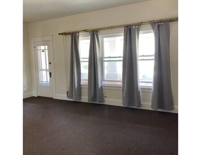Spacious livingroom - 3017 Portman Ave