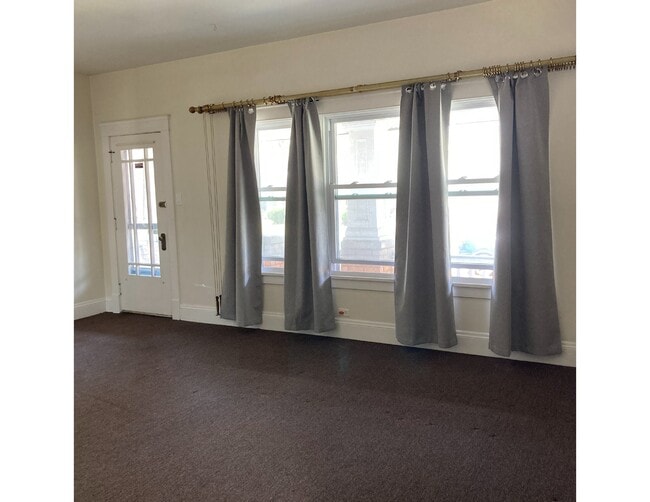 Spacious livingroom - 3017 Portman Ave