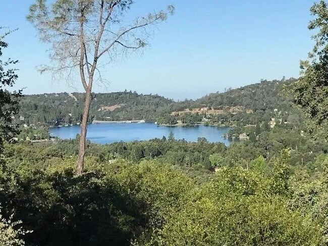 Foto del edificio - Lake View, 5 bedroom, 3 bath home in gated...