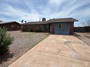 Building Photo - 500 Plainview Dr