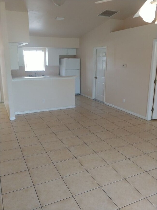 Foto del edificio - 3 bed 2 bath 1 car garage duplex available for Annual Rent!