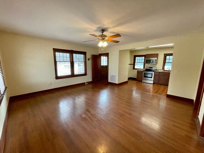 Building Photo - Charming 2-Bedroom Home in Prime Tacoma Lo...