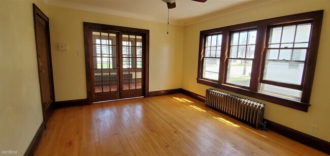 Foto del edificio - 1 br, 1 bath Apartment - 1037 Shawano Ave