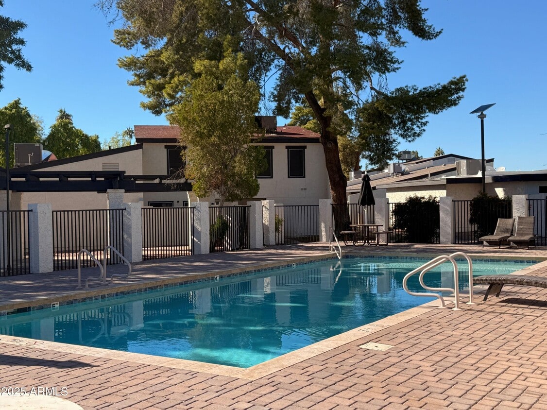 Primary Photo - 1051 S Dobson Rd