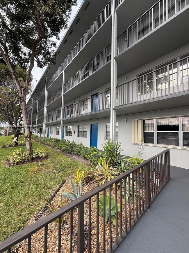 Building Photo - 551 SW 135th Ave