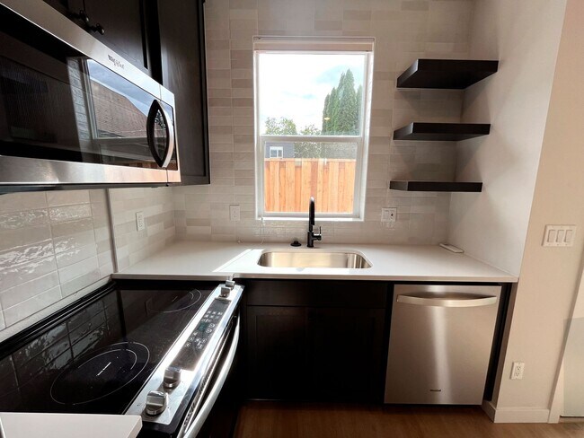 Foto del edificio - Stunning Townhome Unit with Laundry, A/C, Private Patio