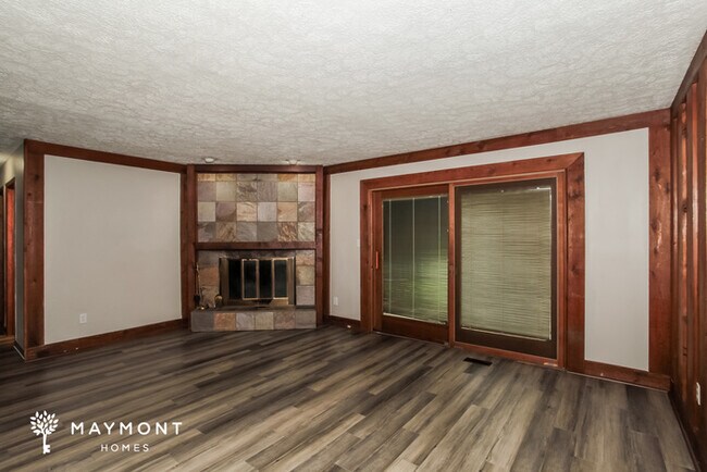 Foto del edificio - 8233 Lake Ridge Dr