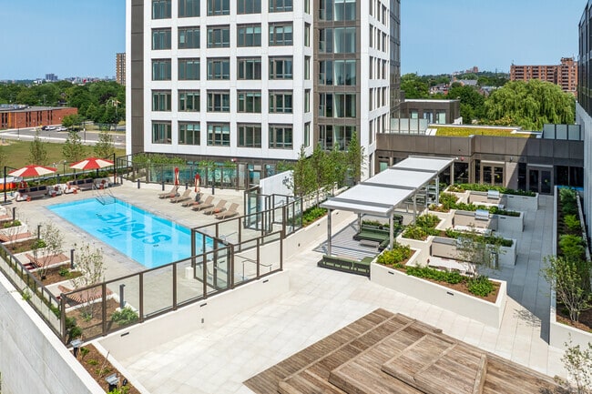 Piscine et terrasse The Cove - The Spoke