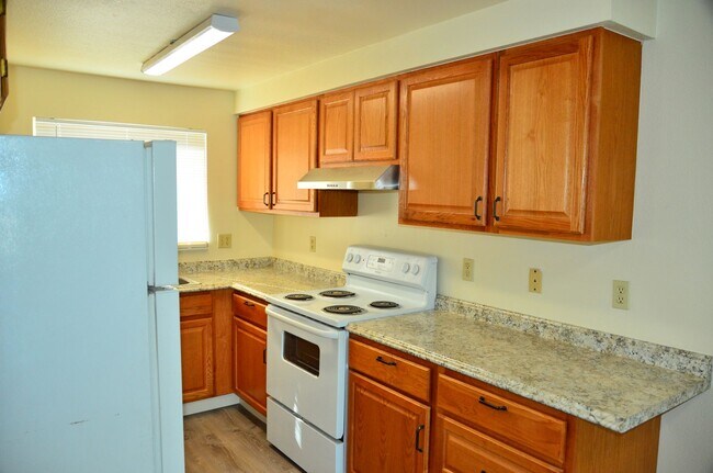 Building Photo - Beautifully Renovated 2 Bed 1.5 Bath Townh...