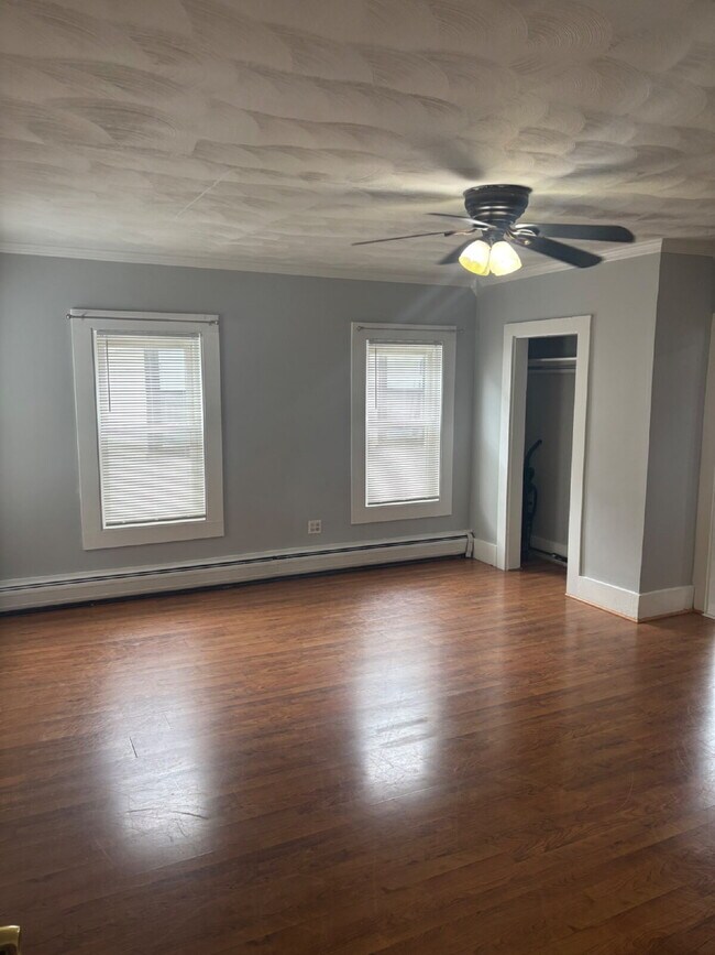 Foto del edificio - 2 Bedroom, 1 Bath Apartment – 38B Kinsley St, Nashua, NH – $1,600/month