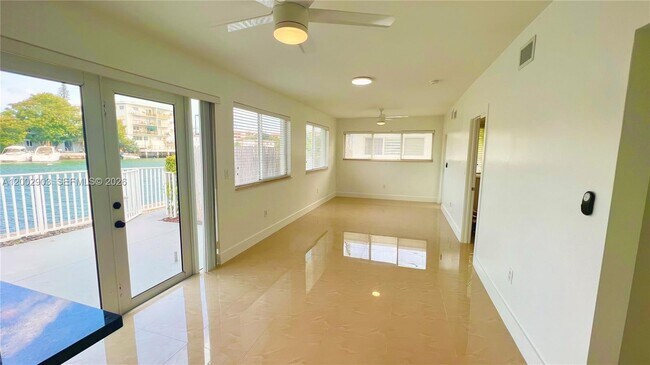 Foto del edificio - 8235 Crespi Blvd