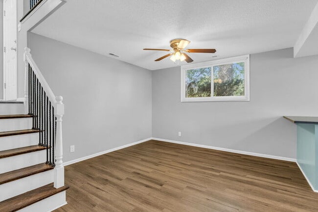 Building Photo - 4 bed, 2 bath, updated interior, AVAILABLE...