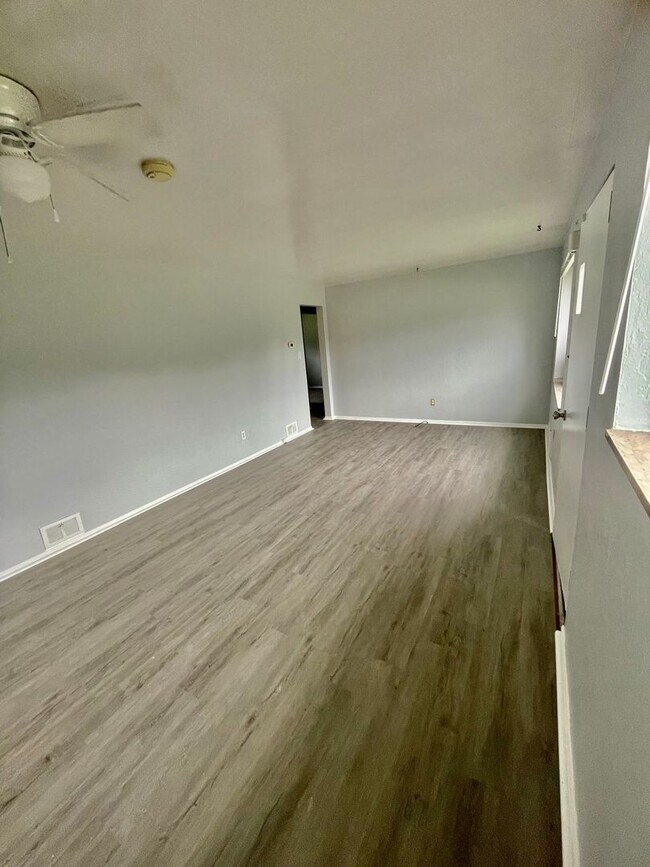 Foto del edificio - Bethel Park - 3 Bedroom Home - South Park Road - Pet Friendly!