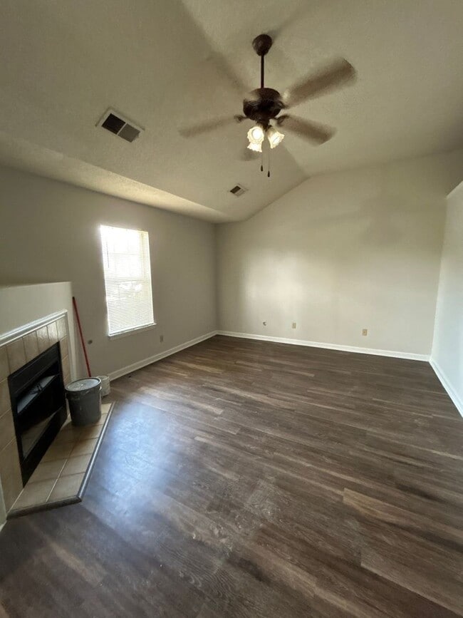 Building Photo - Cozy 3 bedroom/2 Bath townhome with vaulte...
